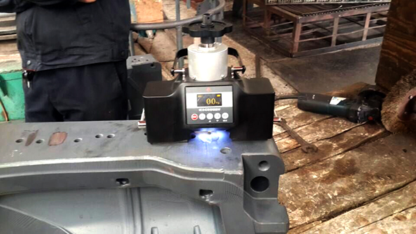 PHR-100現(xiàn)場檢測沖壓模具.jpg PHR-100現(xiàn)場檢測沖壓模具.jpg