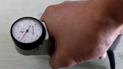 巴氏硬度計(jì)的操作.jpg 巴氏硬度計(jì)的操作.jpg